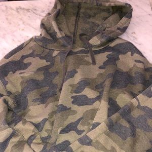 Cropped camo hoodie